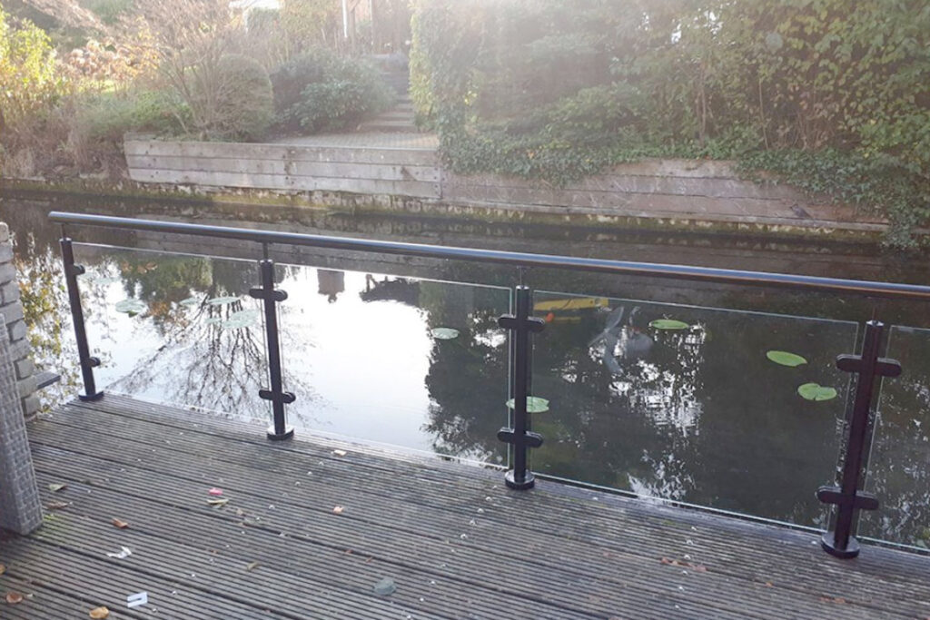 Glazen balustrade montage