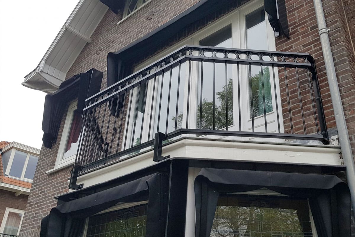 balkonhek op erker in Haarlem