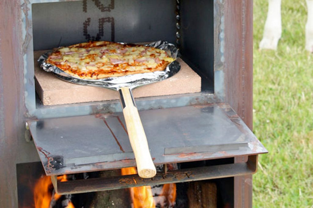 Pizza maken in buitenkachel