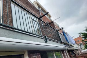 Balkonhek met waslijnbeugels Schiedam