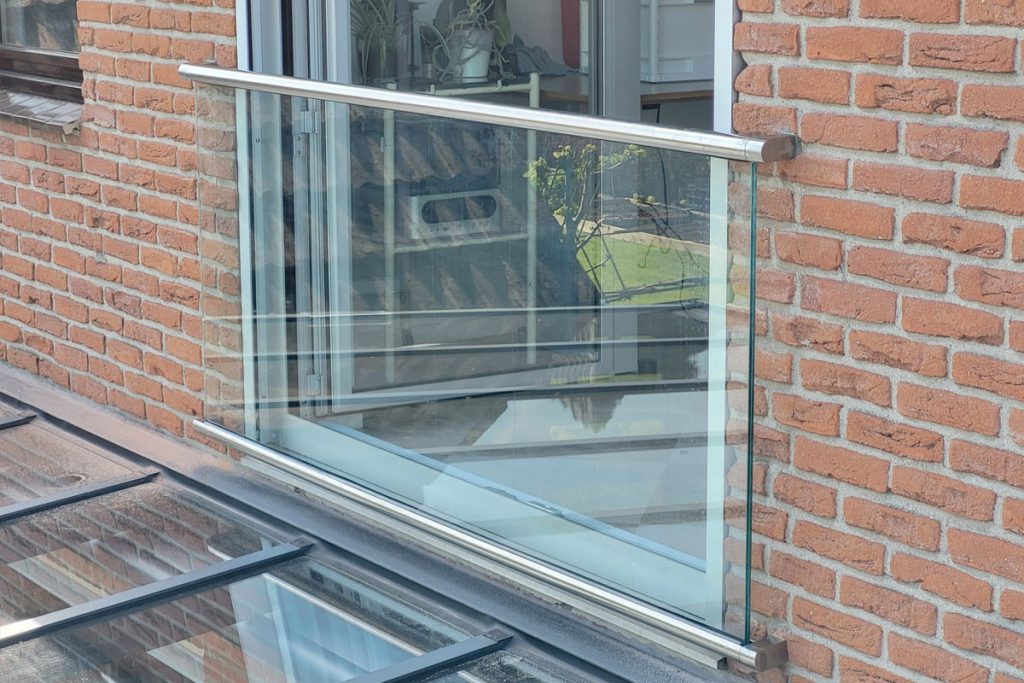 Franse balkons met glas in Twello