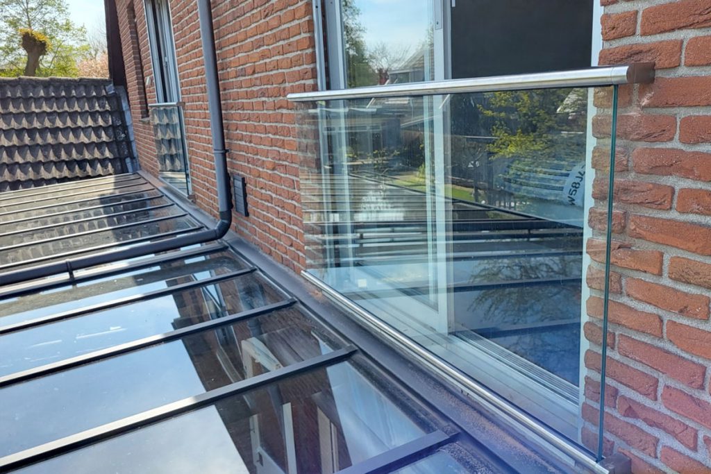 Franse balkons met glas in Twello