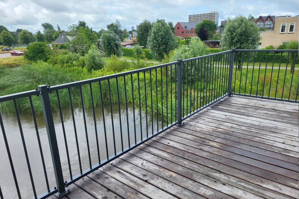 Stalen balustrade op uitbouw in Leeuwarden