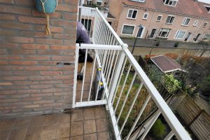 Wit balkonhek in Diemen