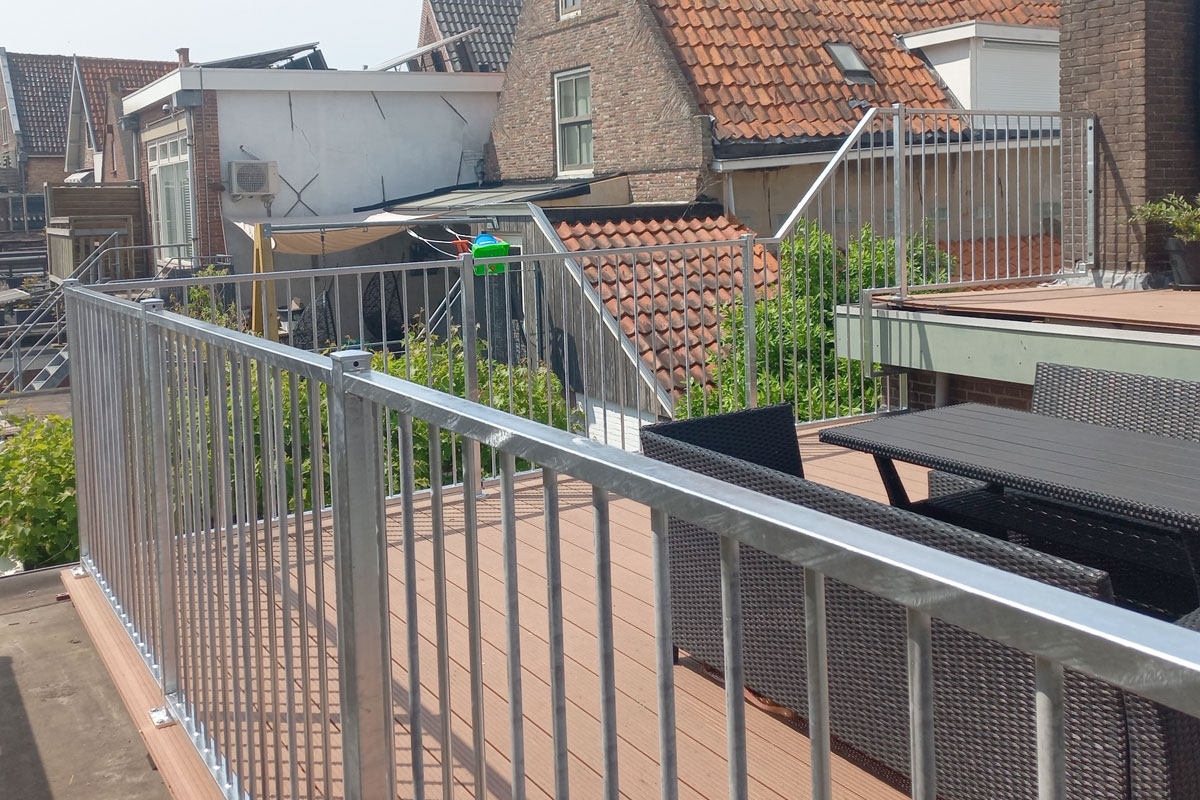 Thermisch verzinkte balustrade op dakterras in Enkhuizen
