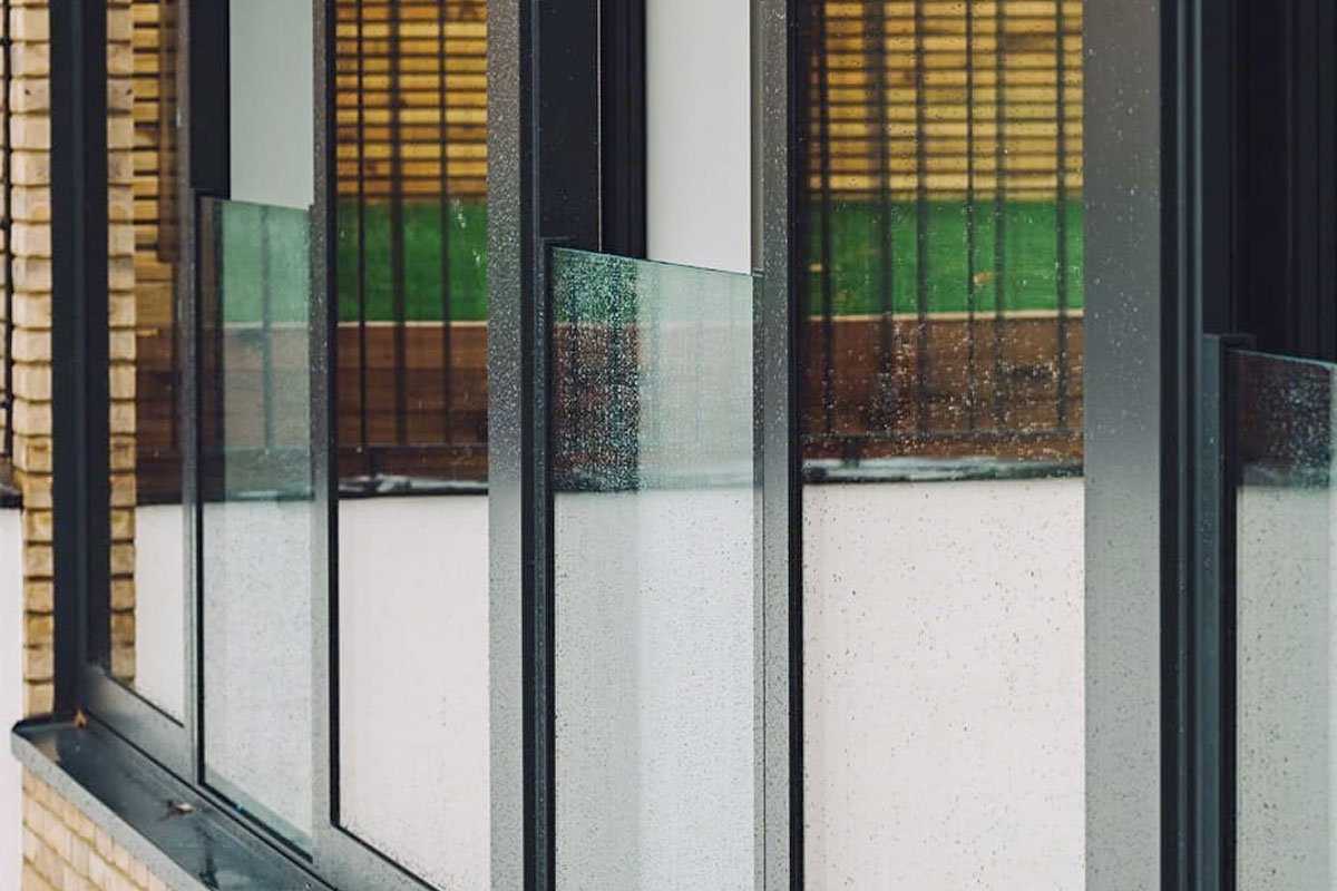 Frans balkon met glas