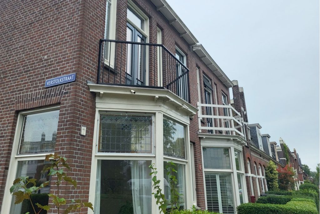 balkonhek op erker in Leeuwarden