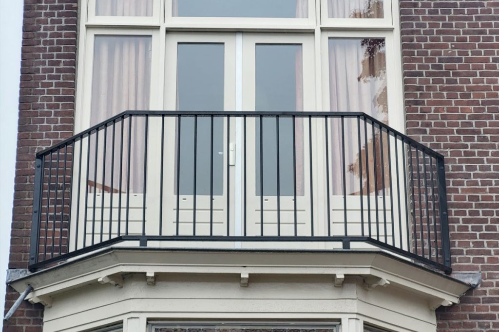 balkonhek op erker in Leeuwarden