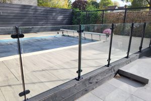 Glazen balustrade langs zwembad
