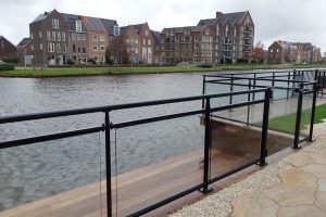 Glazen balustrade langs terras in Oegstgeest