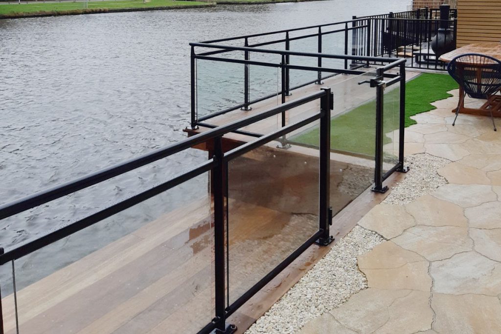 Glazen balustrade langs terras in Oegstgeest