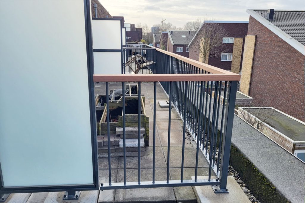 balustrade met houten handregel in Amsterdam