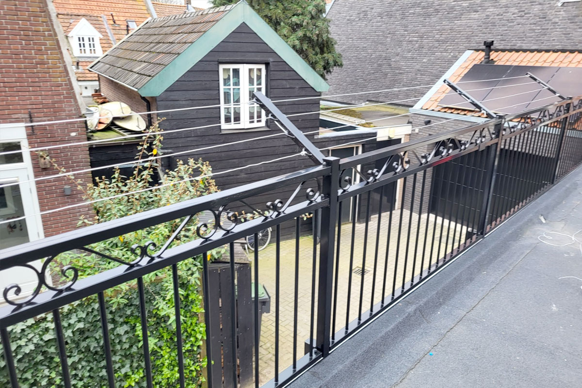 Balustrade met waslijnbeugels in Harderwijk