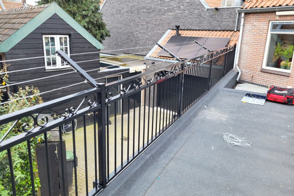 Balustrade met waslijnbeugels in Harderwijk