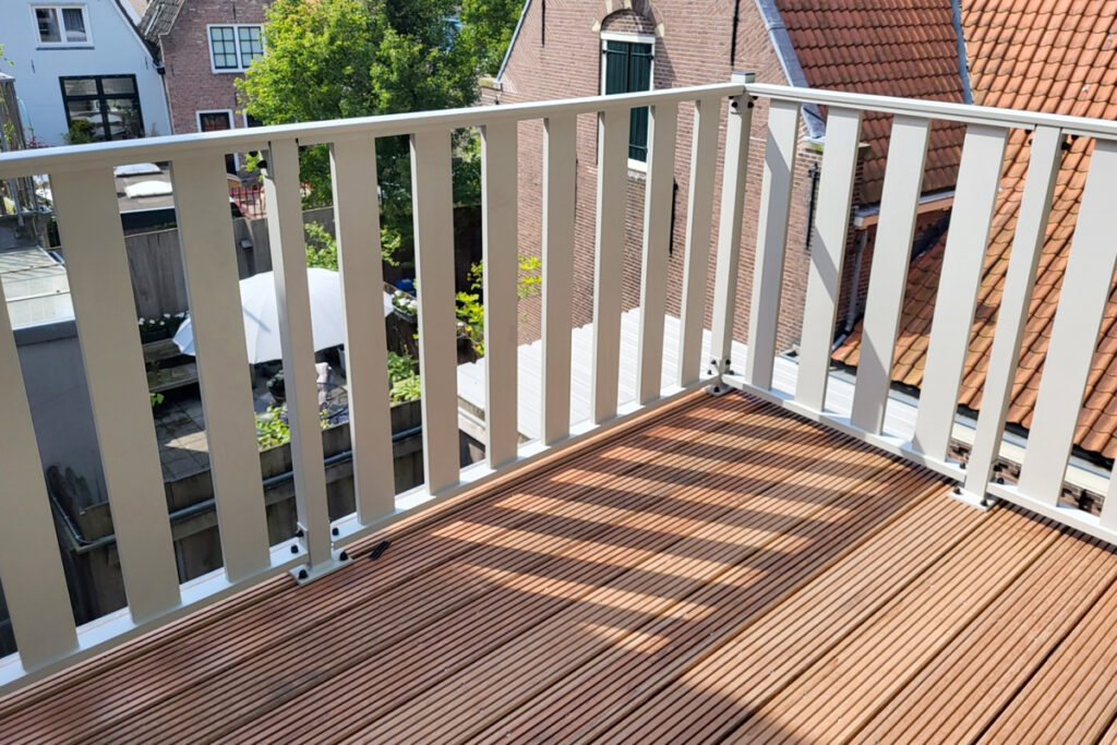 Aluminium balustrade op vlonder in Haarlem