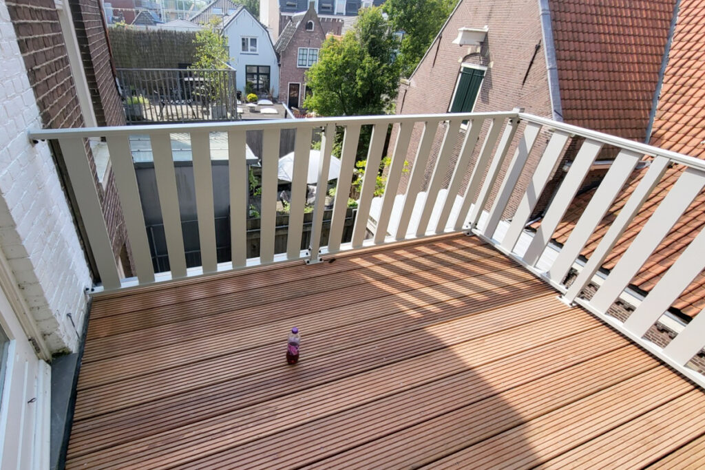 Aluminium balustrade op vlonder in Haarlem