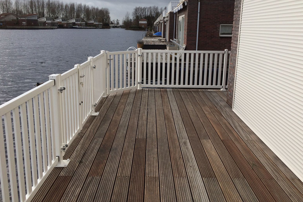 hoe heet een balkon op de begane grond