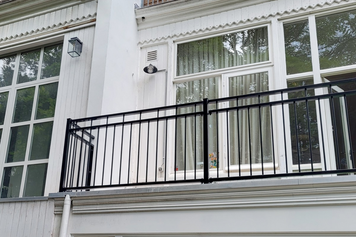 stalen balustrade op uitbouw in Amsterdam