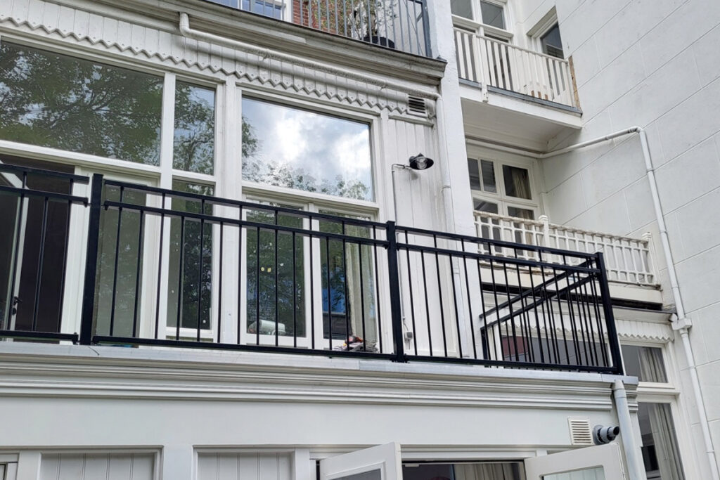 stalen balustrade op uitbouw in Amsterdam