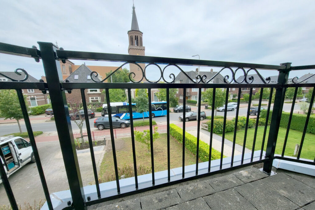 Stalen balkonhek op erker in Leeuwarden