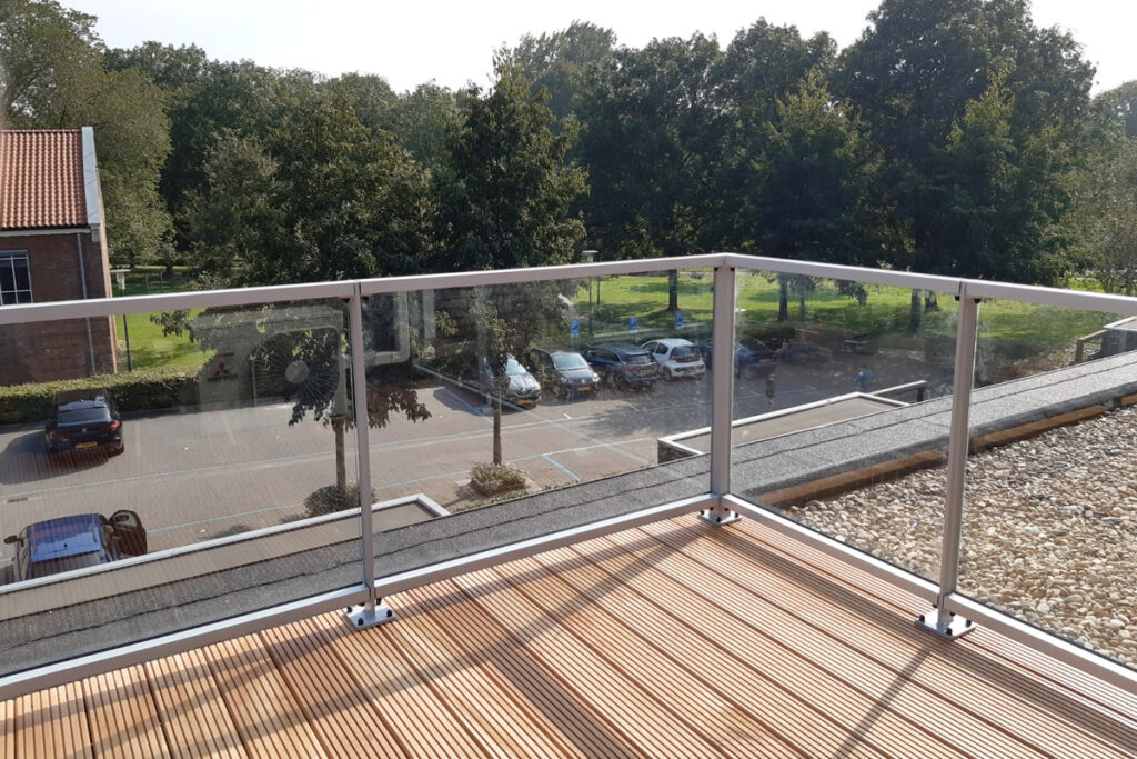 Glazen balustrade op Dakterras in Kampen