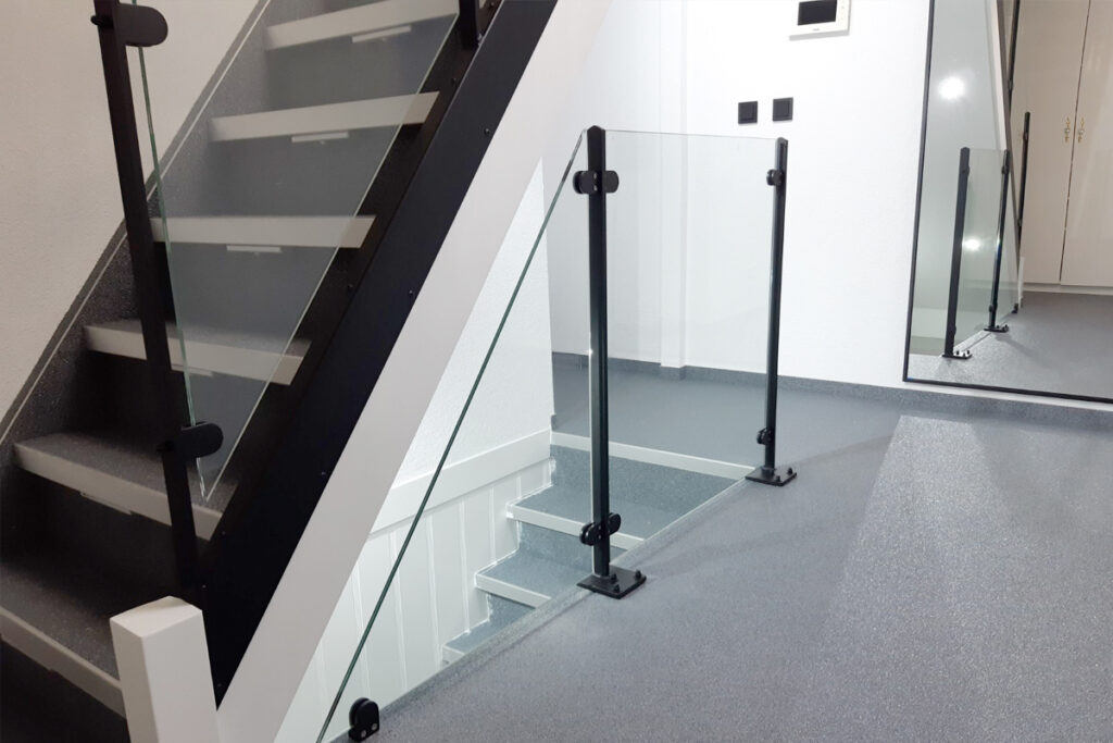 Glazen balustrade langs een trap in Hilversum