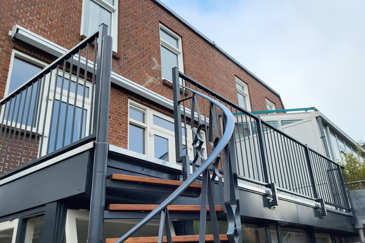 Stalen balustrade op dakterras in Leidschendam