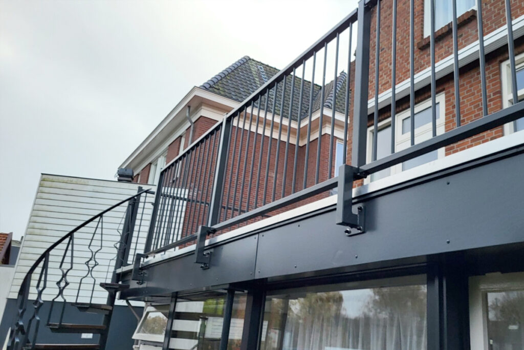 Stalen balustrade op dakterras in Leidschendam