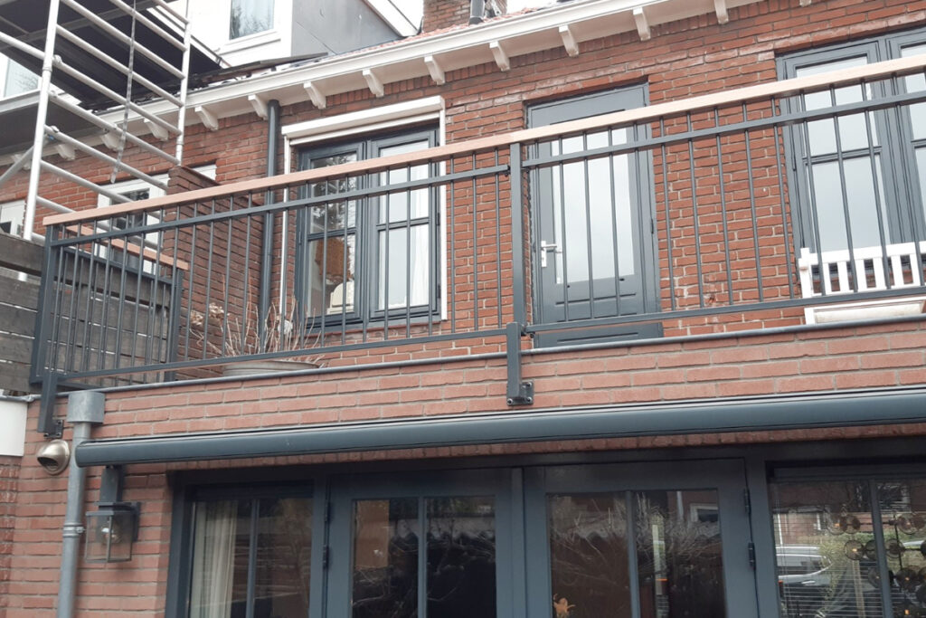 Stalen balustrade met houten handregel in Utrecht: strak, stijlvol en ...