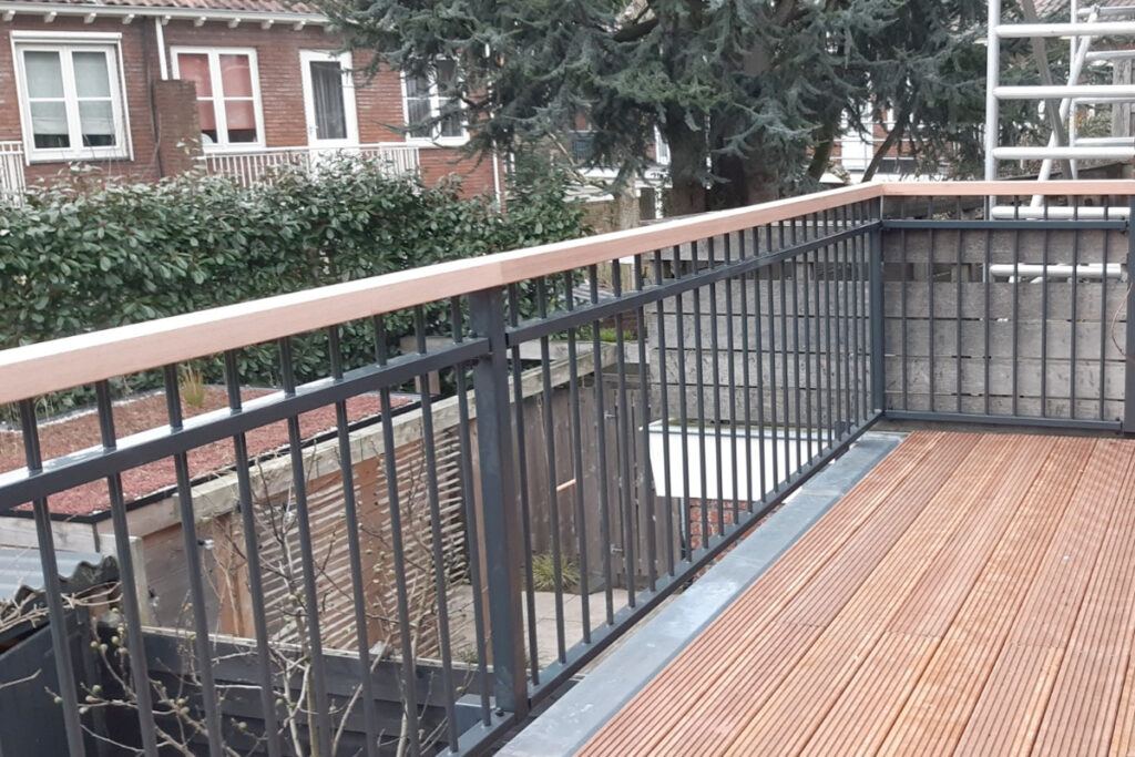 Stalen balustrade met houten handregel in Utrecht