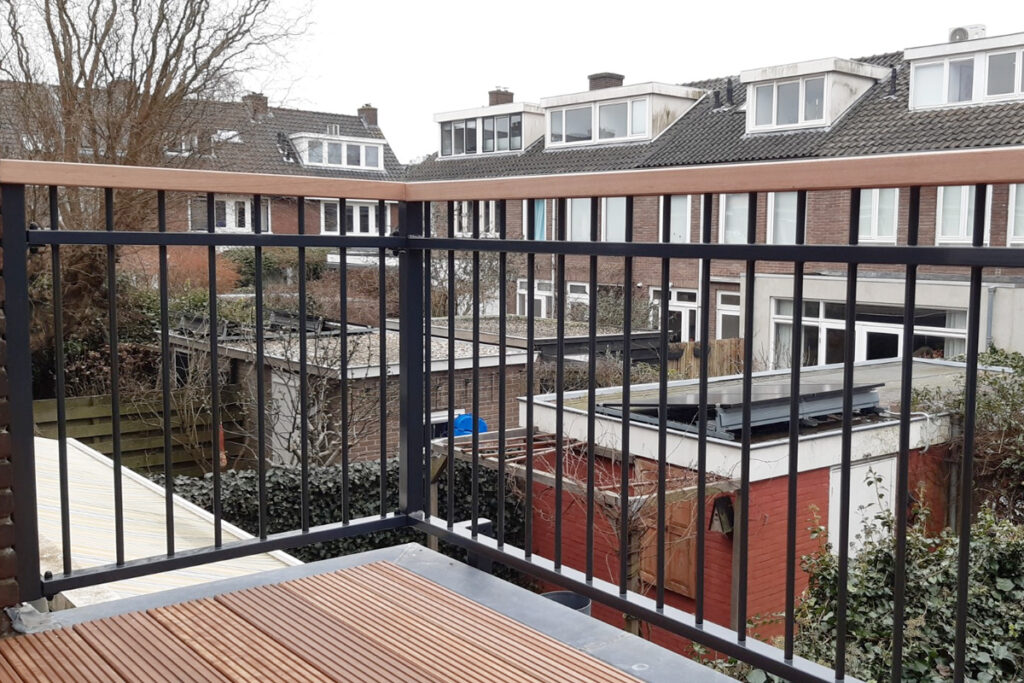 Stalen balustrade met houten handregel in Utrecht