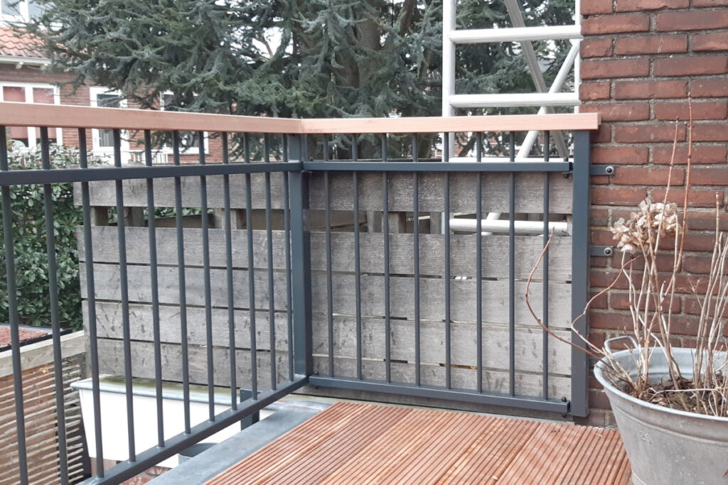 Stalen balustrade met houten handregel in Utrecht