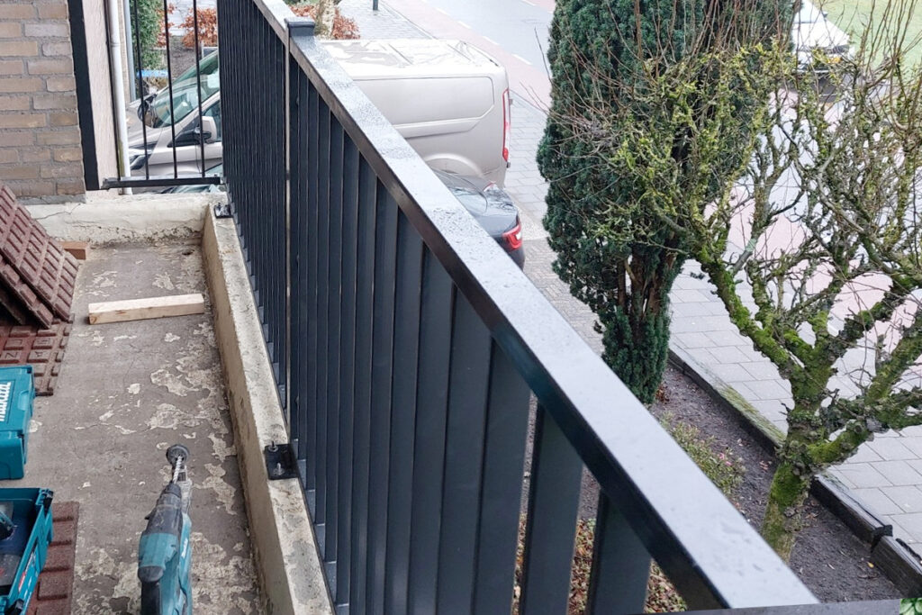 Striphekwerk op balkon in Rijen
