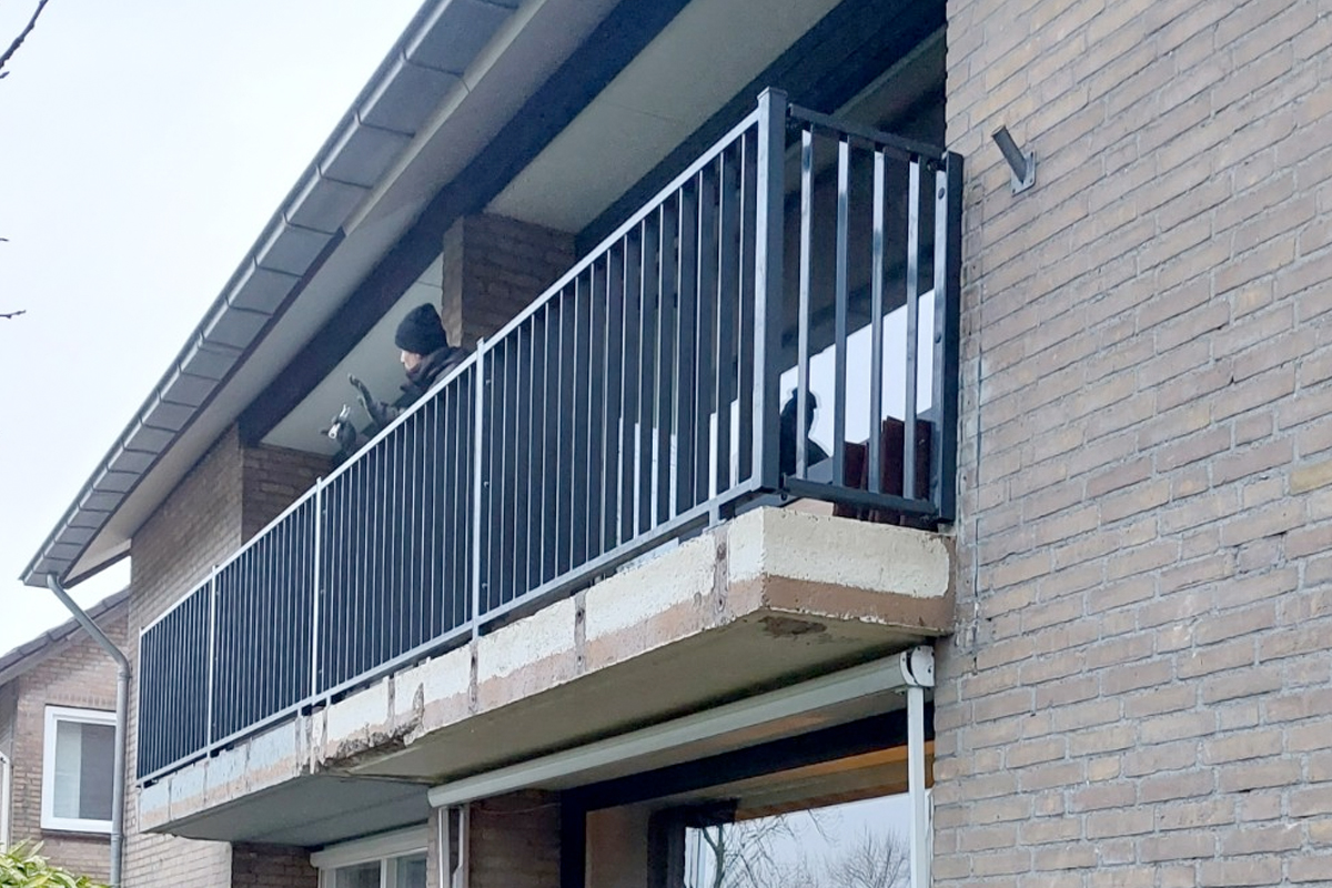 Striphekwerk op balkon in Rijen