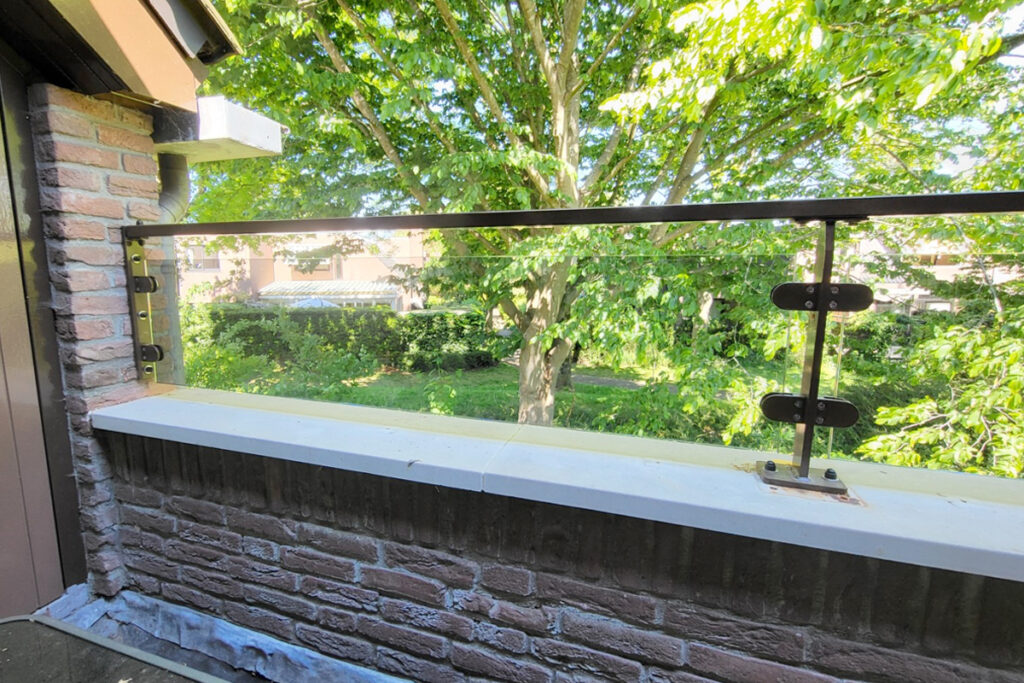 Glazen balustrades op balkon in Leiden