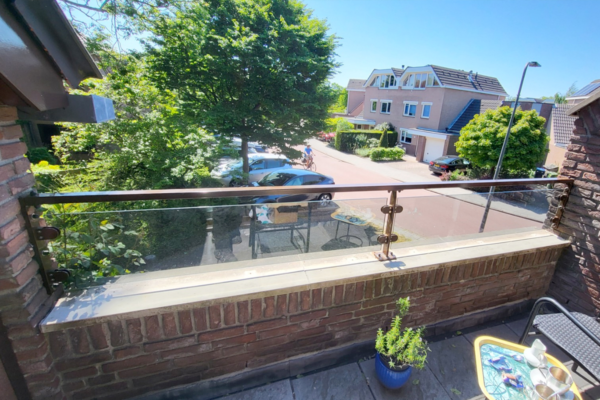 Glazen balustrades op balkon in Leiden