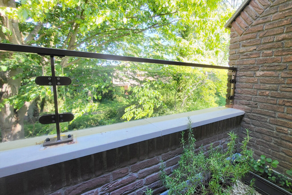 Glazen balustrades op balkon in Leiden
