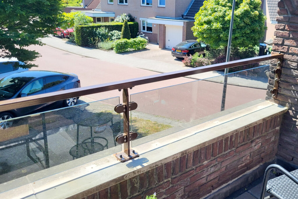 Glazen balustrades op balkon in Leiden