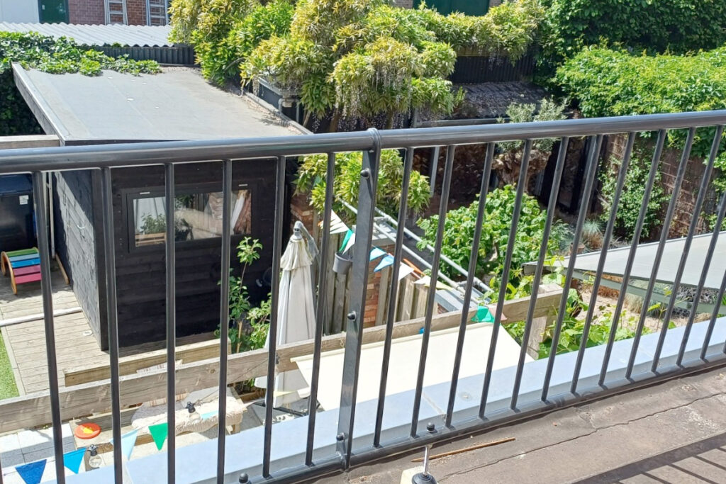 Stalen balustrade dakterras en erker in Haarlem