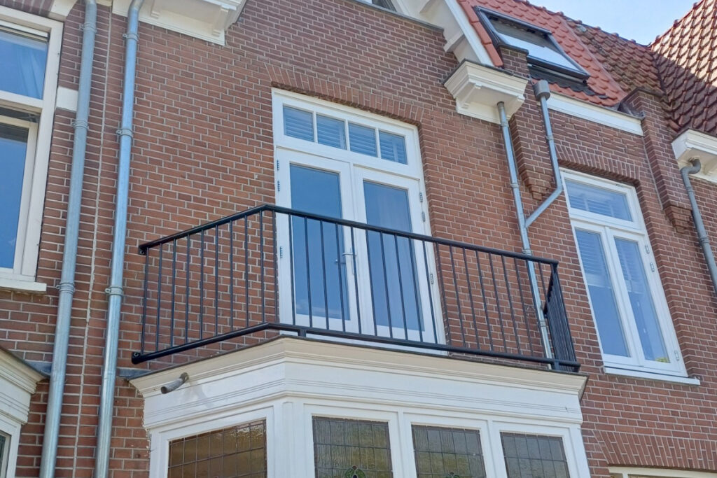 Stalen balustrade dakterras en erker in Haarlem