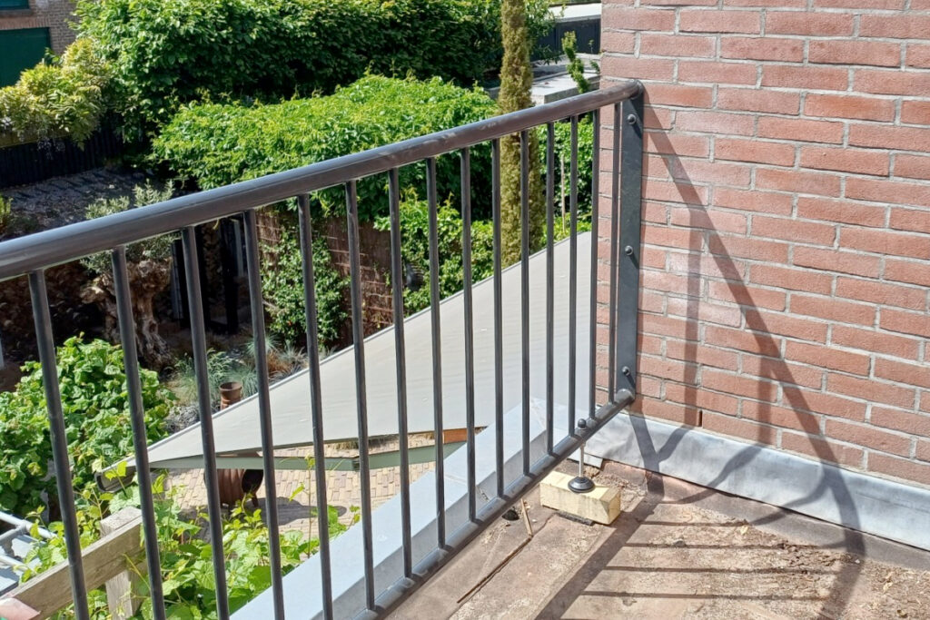 Stalen balustrade dakterras en erker in Haarlem