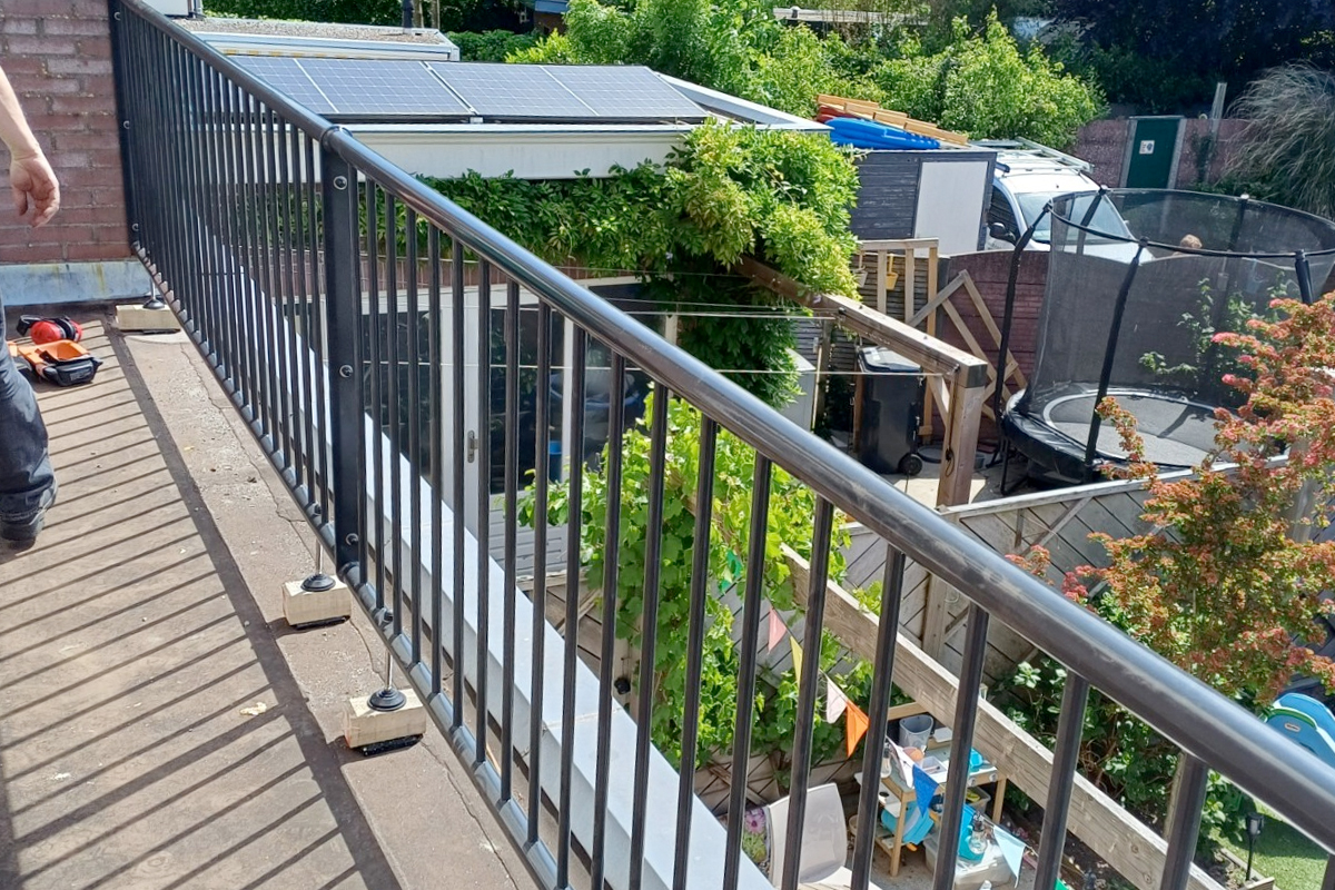 Stalen balustrade dakterras en erker in Haarlem