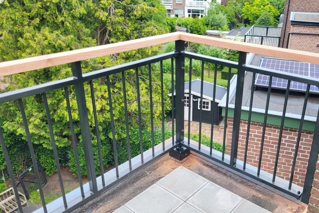 stalen balustrade met houten regel in Oegstgeest