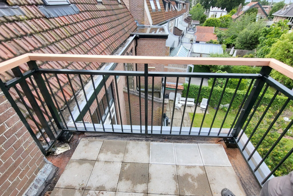 stalen balustrade met houten regel in Oegstgeest