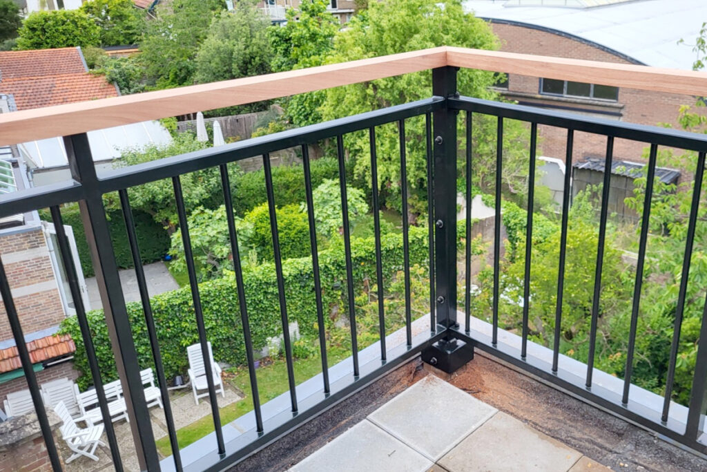 stalen balustrade met houten regel in Oegstgeest