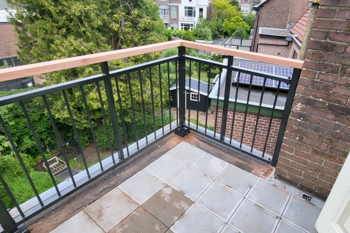 stalen balustrade met houten regel in Oegstgeest