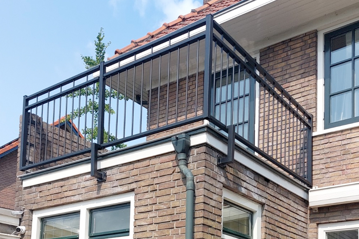 stalen balustrade rond uitbouw in Arnhem