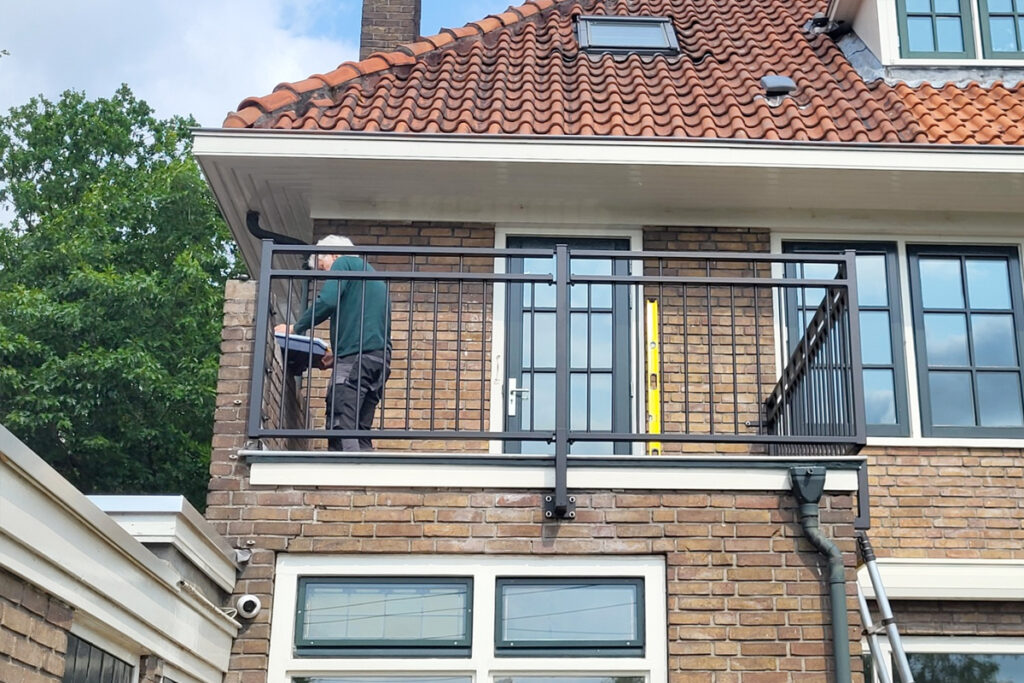 stalen balustrade rond uitbouw in Arnhem