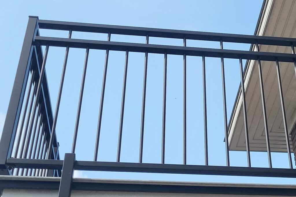 stalen balustrade rond uitbouw in Arnhem