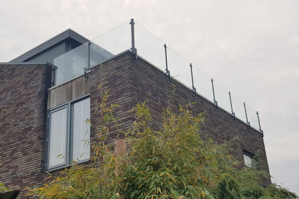 Zelf een glazen balkonhek plaatsen